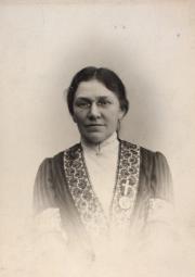Frk. Johanne Pedersen (1847-1922) oplærte de lamme og enhåndede piger i håndarbejde.