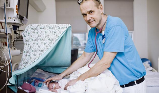 Speciallæge i neonatologi Bo Mølholm tror ikke, man kan nulstille effekten af at være født meget tidligt. Men der sker fremskridt. Forældreinddragelse har f. eks, enorm betydning for, hvordan børnene klarer sig. Foto: Claus Boesen.