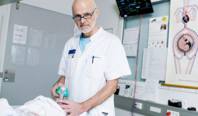 Gorm Greisen med træningsdukke på Rigshospitalets neonatalklinik. Foto: Claus Boesen