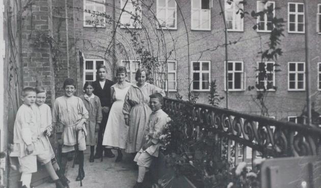 De vanføre børn fra Institutionen på Esplanaden ca. 1900. Kilde: Det kongelige Bibliotek.
